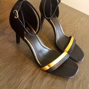 Black and gold pumps Size 11